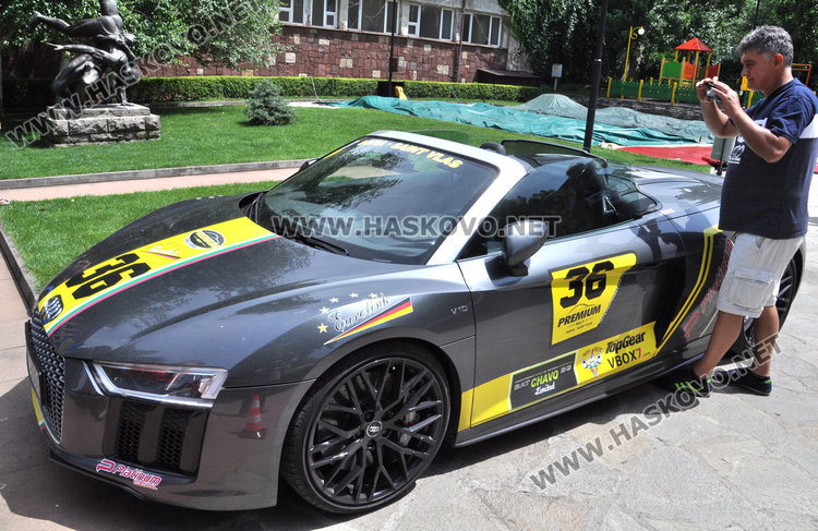 Суперскъпи спортни автомобили паркираха пред зала „Дружба“