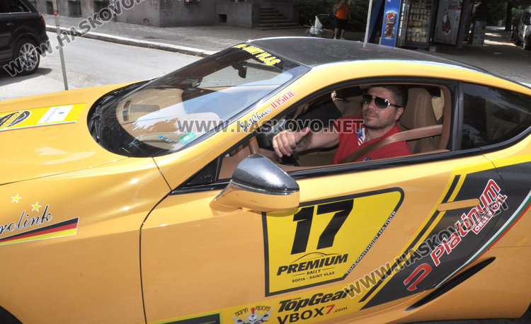 Суперскъпи спортни автомобили паркираха пред зала „Дружба“