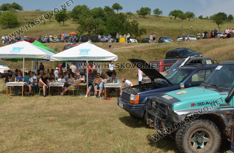 200 фенове на дрифта показват майсторско шофиране в Сусам 