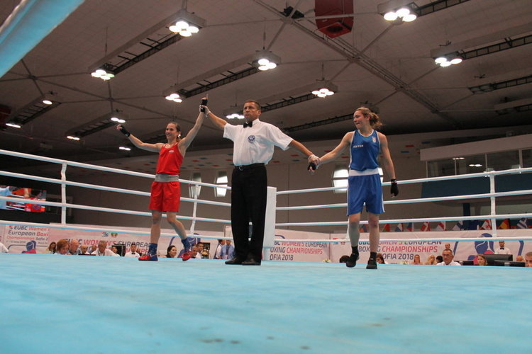 Станимира Петрова продължава към медал от Европейското по бокс за жени