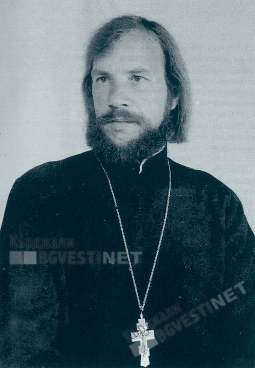 Отец Боян Саръев предаде на Държавен архив-Кърджали ценни документи