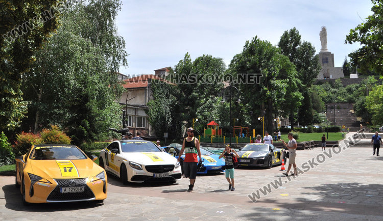 Суперскъпи спортни автомобили паркираха пред зала „Дружба“