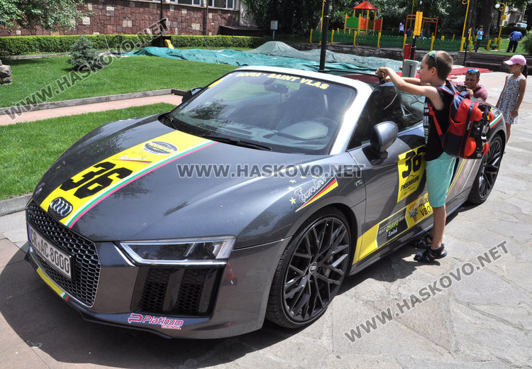 Суперскъпи спортни автомобили паркираха пред зала „Дружба“