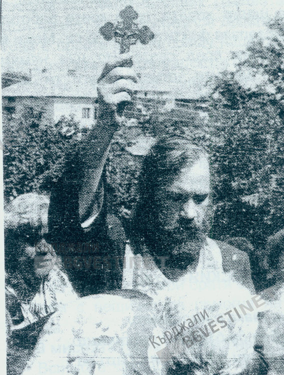 Отец Боян Саръев предаде на Държавен архив-Кърджали ценни документи