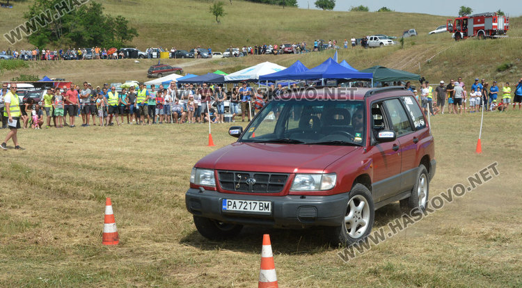 200 фенове на дрифта показват майсторско шофиране в Сусам 