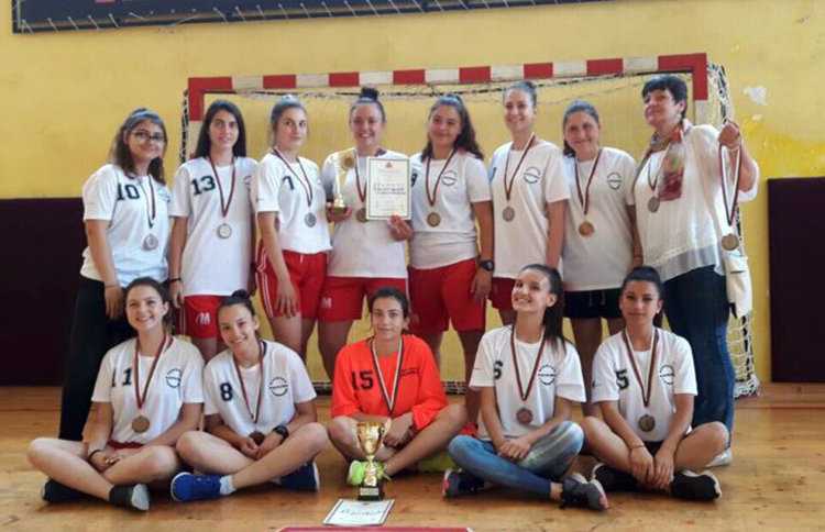 Момичетата на Езиковата първи в страната на бадминтон, трети на хандбал