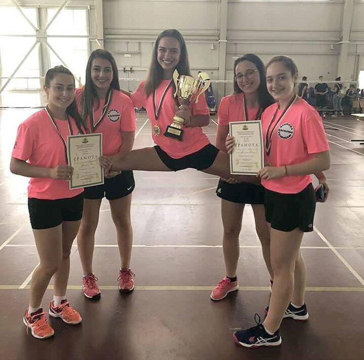 Момичетата на Езиковата първи в страната на бадминтон, трети на хандбал