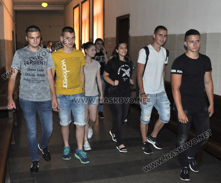 Разпитват ученици в съда, четирима с награди за симулативен процес