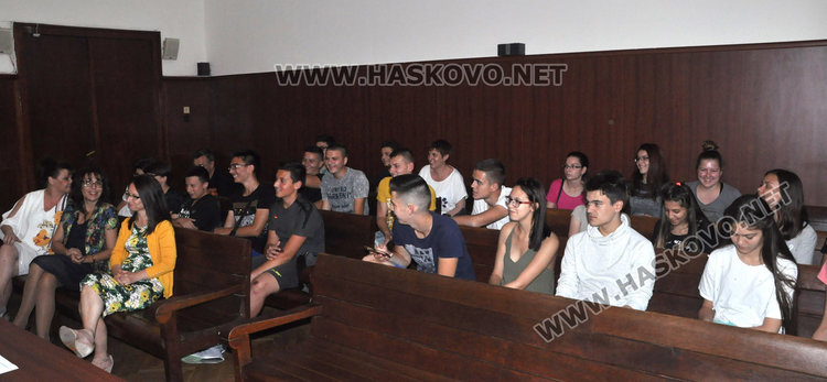 Разпитват ученици в съда, четирима с награди за симулативен процес