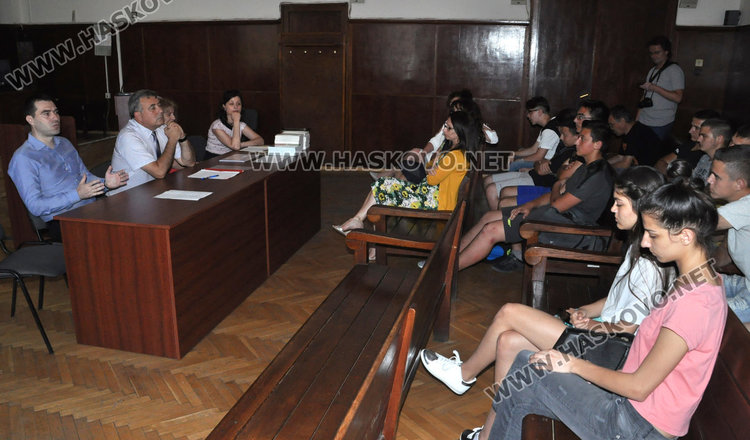 Разпитват ученици в съда, четирима с награди за симулативен процес