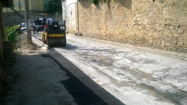 Около 16.45 ч. на 11 юни започна полагането на асфалт на тротоара