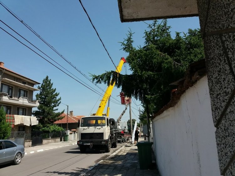 Заради пукната гума, сменят стълб на „Хаджи Димитър“