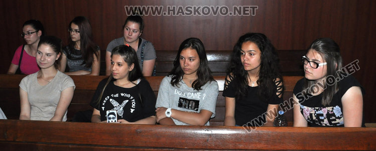 Разпитват ученици в съда, четирима с награди за симулативен процес
