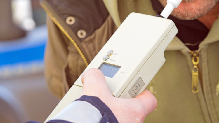 Мъртво пиян за закуска шофьор и надрусан до козирката преспаха в ареста