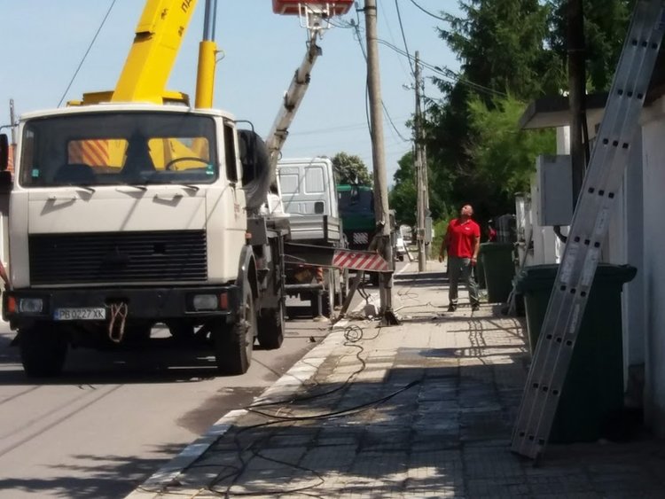 Заради пукната гума, сменят стълб на „Хаджи Димитър“