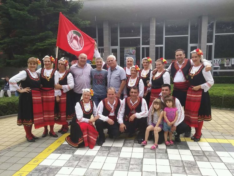 С множество медали и грамоти се завърнаха танцьорите и певците от НЧ "Събуждане - 1927" с. Радиево