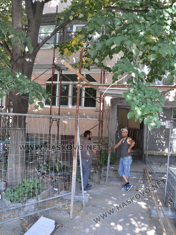 Подновиха санирането на 34-ти блок на „Васил Левски“, довършват го до юли