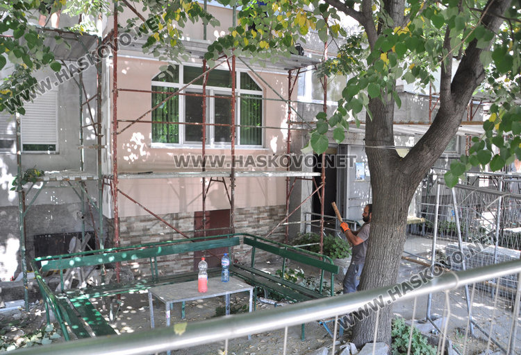 Подновиха санирането на 34-ти блок на „Васил Левски“, довършват го до юли