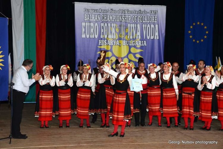 С множество медали и грамоти се завърнаха танцьорите и певците от НЧ "Събуждане - 1927" с. Радиево