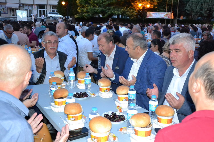 Над 2000 се събраха в Момчилград на ифтар в Нощта Кадир