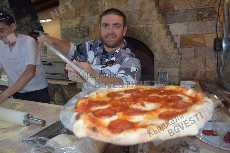 Асът на пицата в България засрамва  италианците, учи последователи в Кърджали