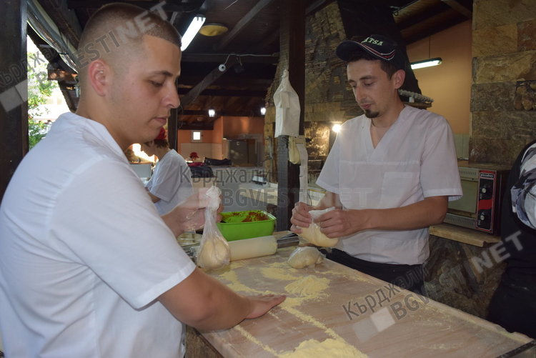 Асът на пицата в България засрамва  италианците, учи последователи в Кърджали