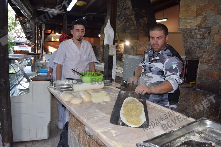 Асът на пицата в България засрамва  италианците, учи последователи в Кърджали