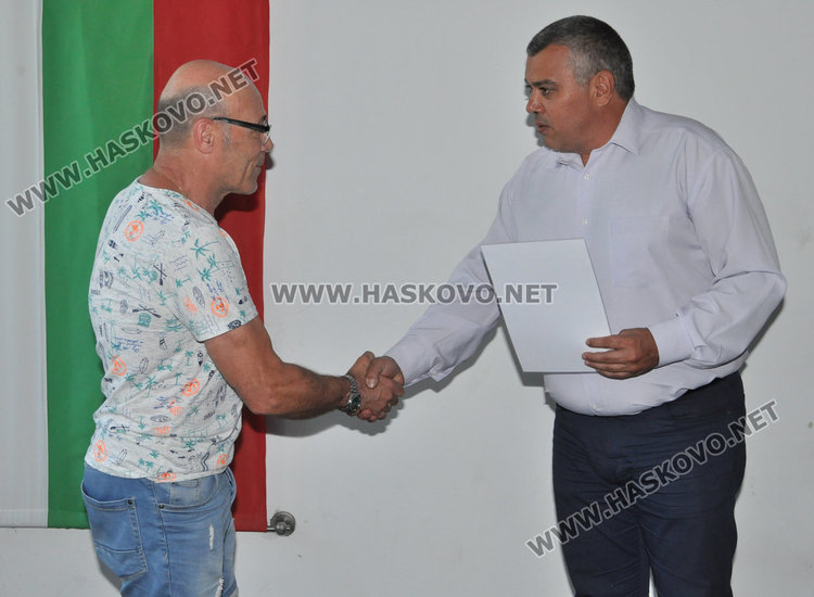 Шефът на полицията в Димитровград Ангел Дулев връчва благодарствената грамота на Илия Захариев 