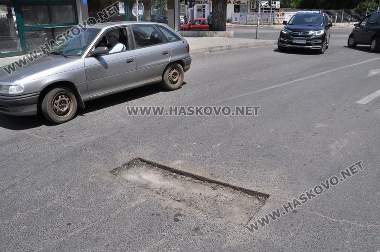Читатели: “Екопрогрес” кърпят асфалта със скоростта на охлюви