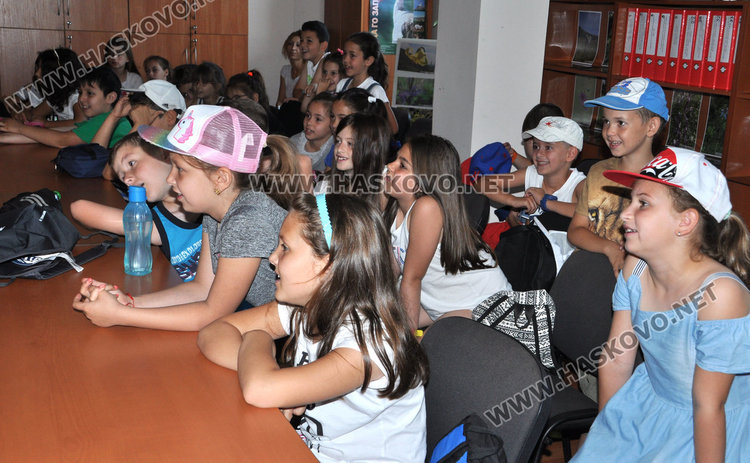 Учат деца как да помогнат на ранено диво животно 