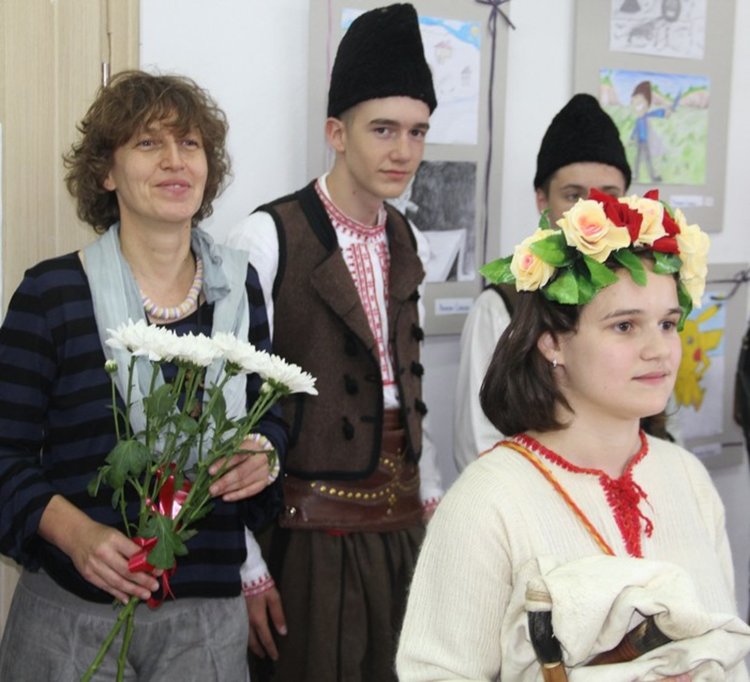 Малки таланти от кръжока по рисуване се изявиха с първа изложба