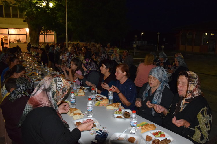 Общинският лидер на ДПС в Кирково д-р Ерджан Фърънджъ даде ифтар във Фотиново