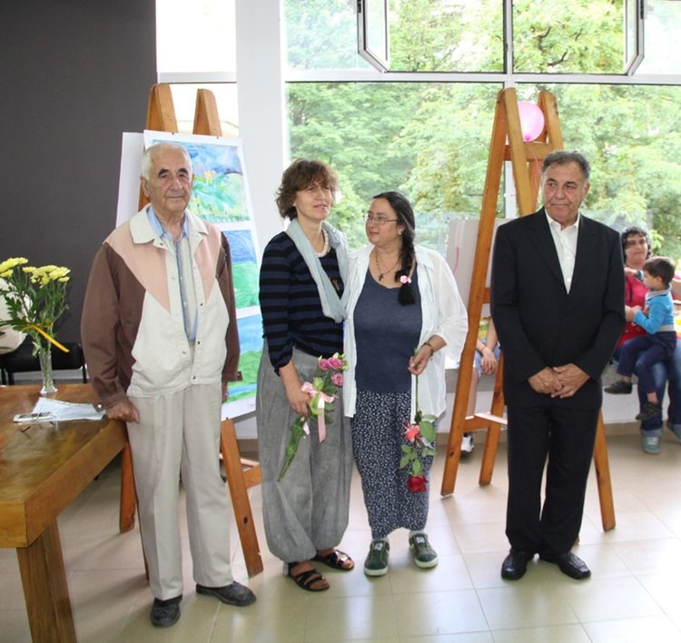 Малки таланти от кръжока по рисуване се изявиха с първа изложба