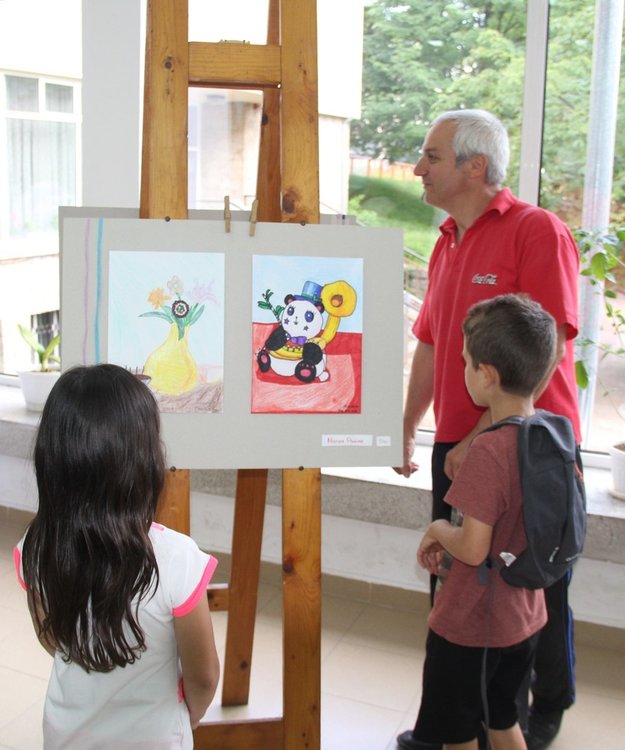 Малки таланти от кръжока по рисуване се изявиха с първа изложба