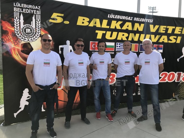 Любителският тенис набира скорост в Кърджали, татковците на малките тенисисти на корта