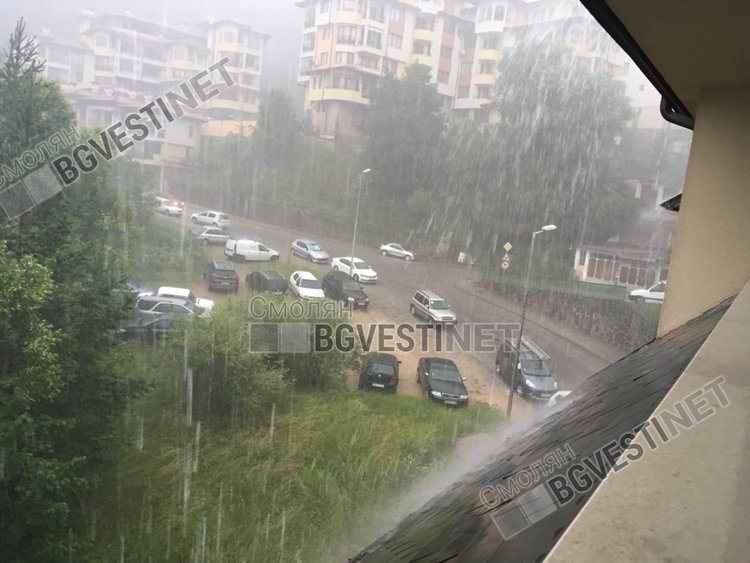 Пороен дъжд и градушка се изсипаха над Широка лъка и Стойките, помля посевите в Соколовци