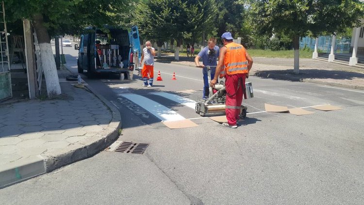 Община Момчилград обновява пътната маркировка с нов вид настилка