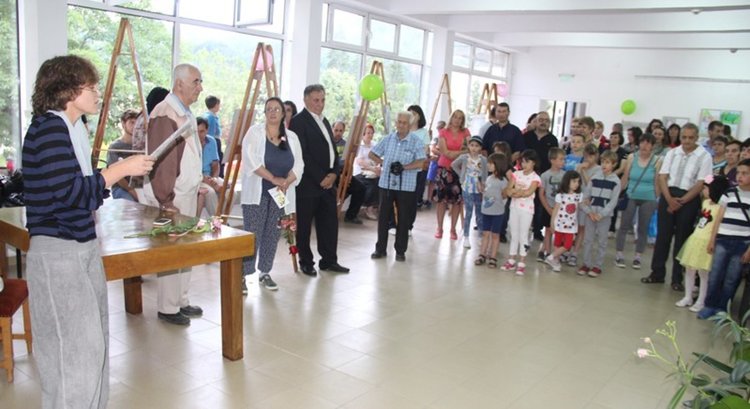 Малки таланти от кръжока по рисуване се изявиха с първа изложба