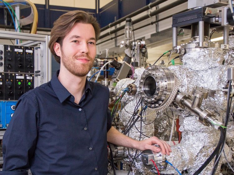 Пол Сабо в лабораторията в ТУ Виена