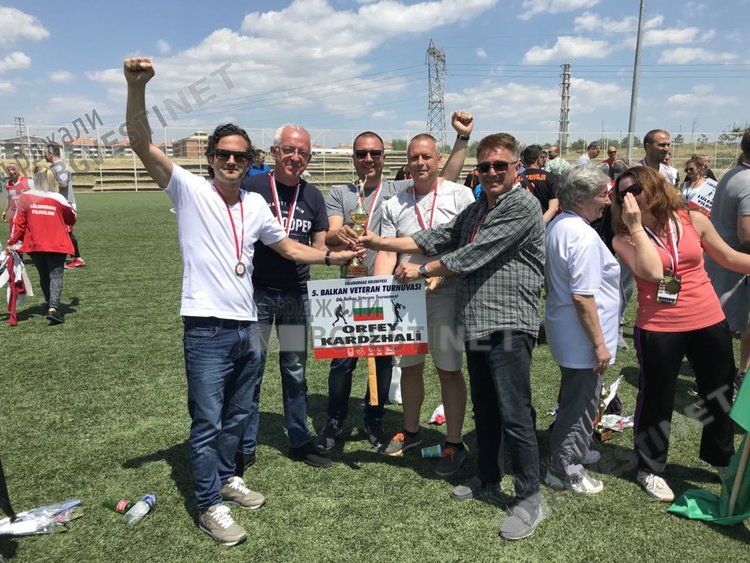 Любителският тенис набира скорост в Кърджали, татковците на малките тенисисти на корта