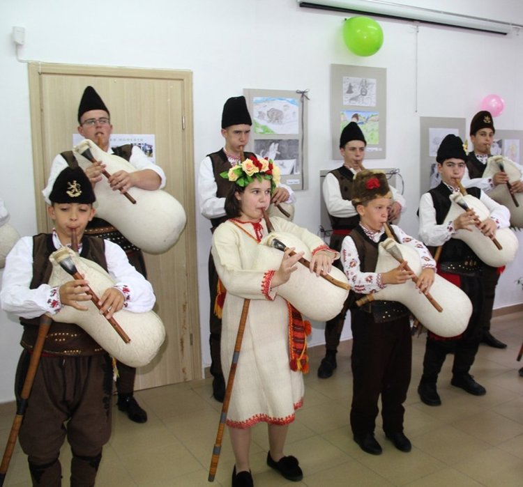 Малки таланти от кръжока по рисуване се изявиха с първа изложба