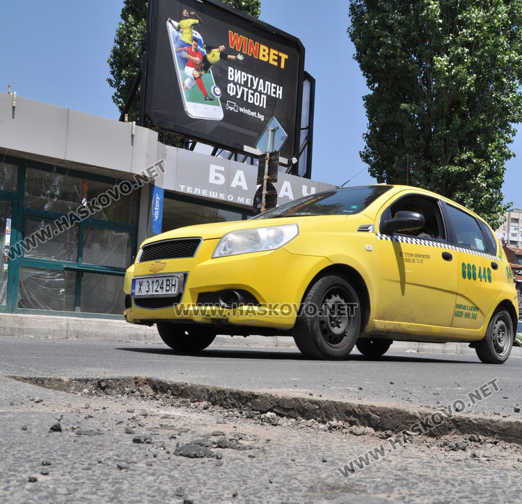 Читатели: “Екопрогрес” кърпят асфалта със скоростта на охлюви