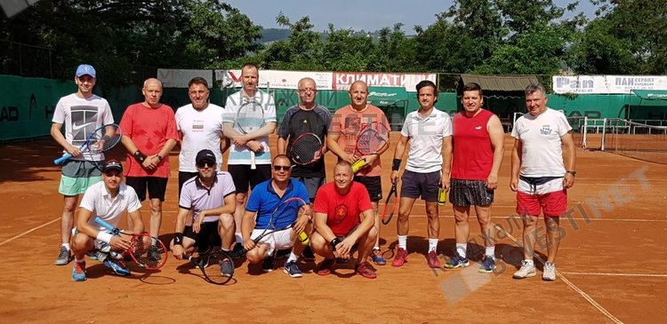 Любителският тенис набира скорост в Кърджали, татковците на малките тенисисти на корта