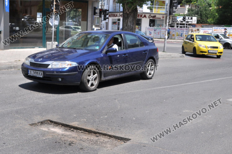 Читатели: “Екопрогрес” кърпят асфалта със скоростта на охлюви