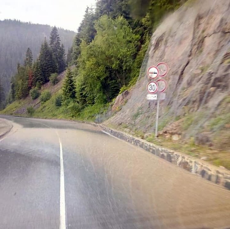 Пътят за Стойките-кална река, за Пампорово- множество камъни и клони