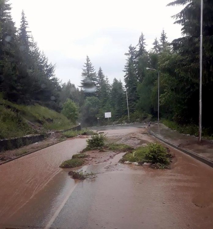 Смолян-Пампорово, снимките в материала са от социалната мрежа, качени от пътуващи по засегнатите пътища