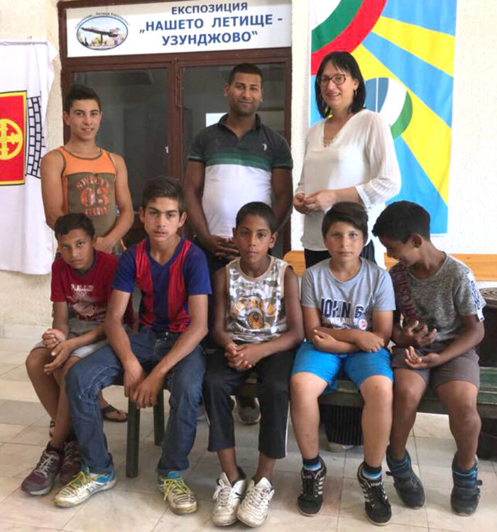 Ротарианци убеждават ромчета да учат, за да успеят в живота