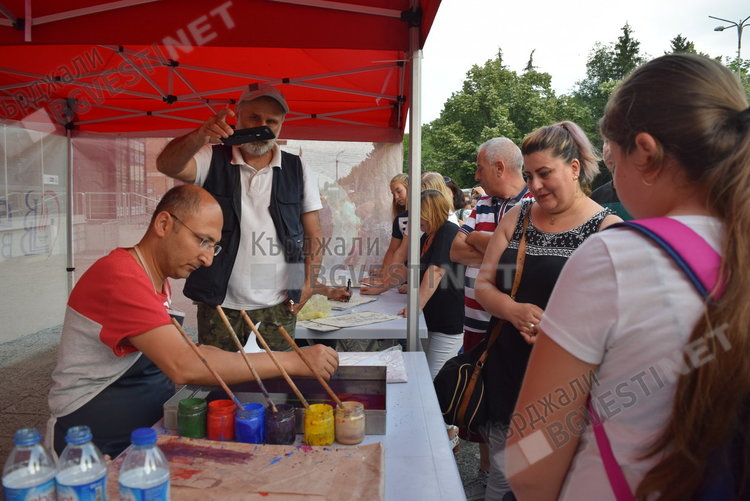 Две хиляди души се стекоха на ифтар в Кърджали, за тях пя Ариф Шентюрк