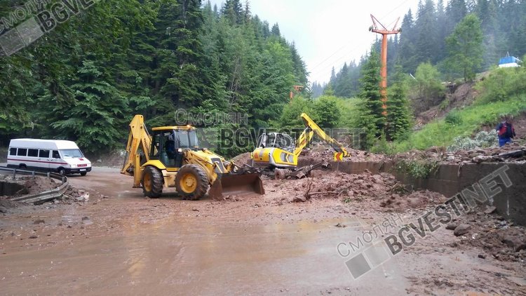 Пътят Пампорово-Стойките е затворен, порой изнесе скатовете