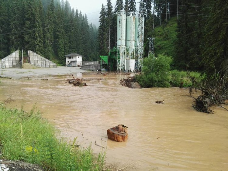 Бедствено положение в девинско село, реката излезе от коритото в Стойките